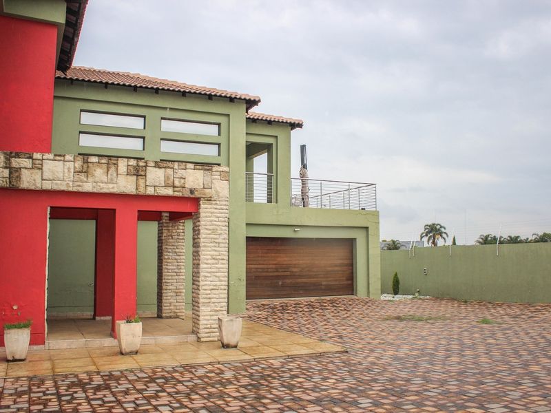 Bold Sophistication Meets Everyday Luxury - Your Dream Home Awaits in Aerorand! - Photo 5