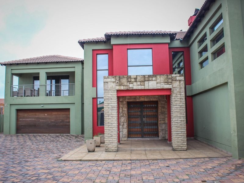 Bold Sophistication Meets Everyday Luxury - Your Dream Home Awaits in Aerorand! - Photo 3