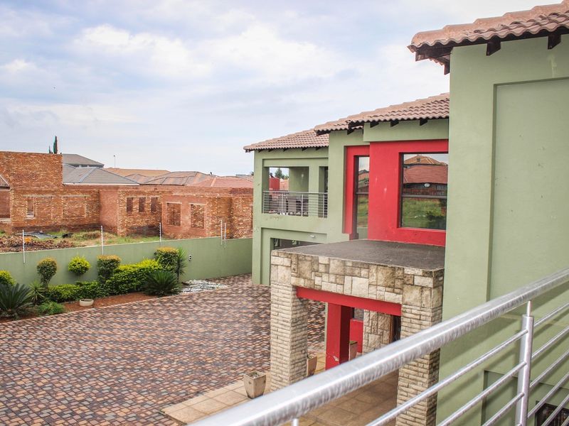 Bold Sophistication Meets Everyday Luxury - Your Dream Home Awaits in Aerorand! - Photo 4