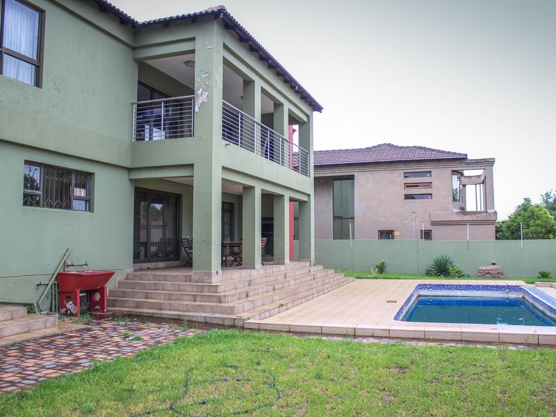 Bold Sophistication Meets Everyday Luxury - Your Dream Home Awaits in Aerorand! - Photo 7