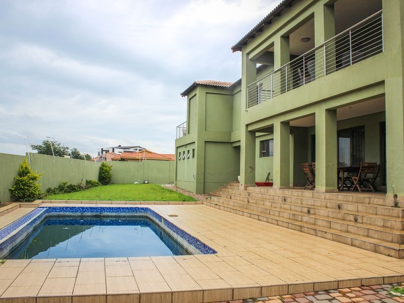 Bold Sophistication Meets Everyday Luxury - Your Dream Home Awaits in Aerorand! - Photo 9