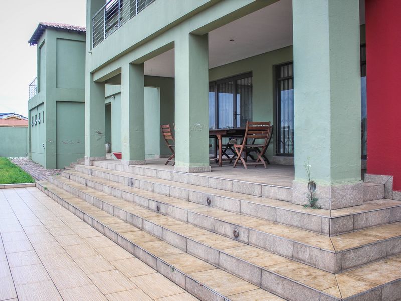 Bold Sophistication Meets Everyday Luxury - Your Dream Home Awaits in Aerorand! - Photo 10