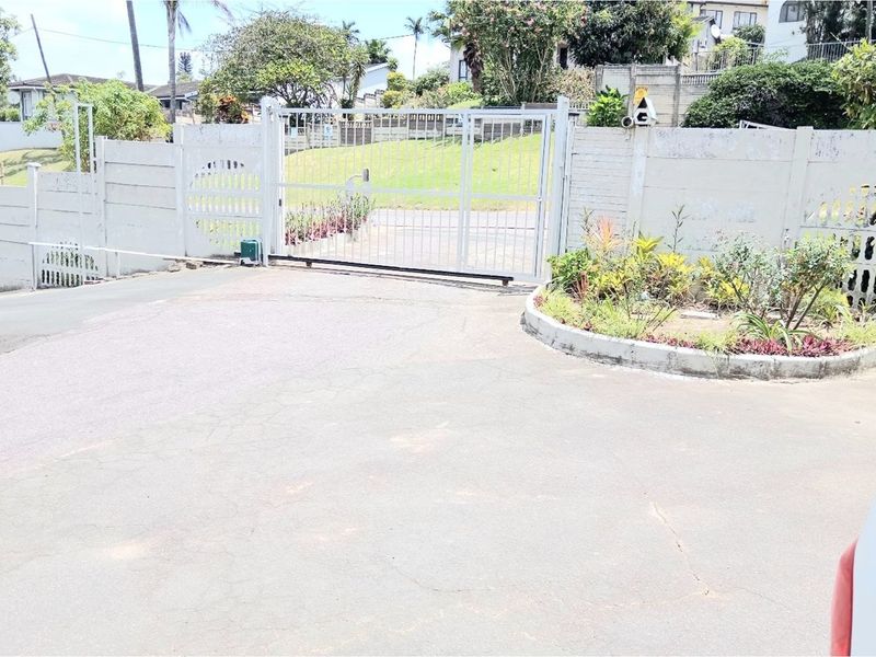 Stunning 4-bedroom freestanding home with 2 granny flats and a pool for sale in Queensburgh - Photo 9