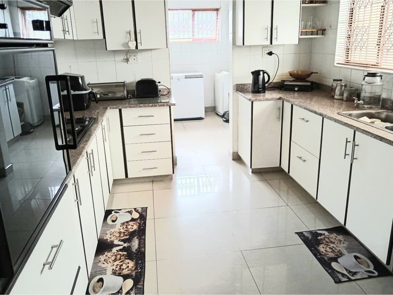 Stunning 4-bedroom freestanding home with 2 granny flats and a pool for sale in Queensburgh - Photo 10