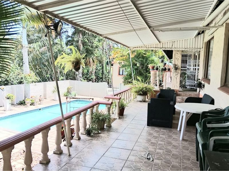 Stunning 4-bedroom freestanding home with 2 granny flats and a pool for sale in Queensburgh - Photo 2