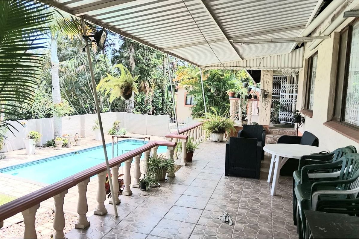 Stunning 4-bedroom freestanding home with 2 granny flats and a pool for sale in Queensburgh - Photo 2