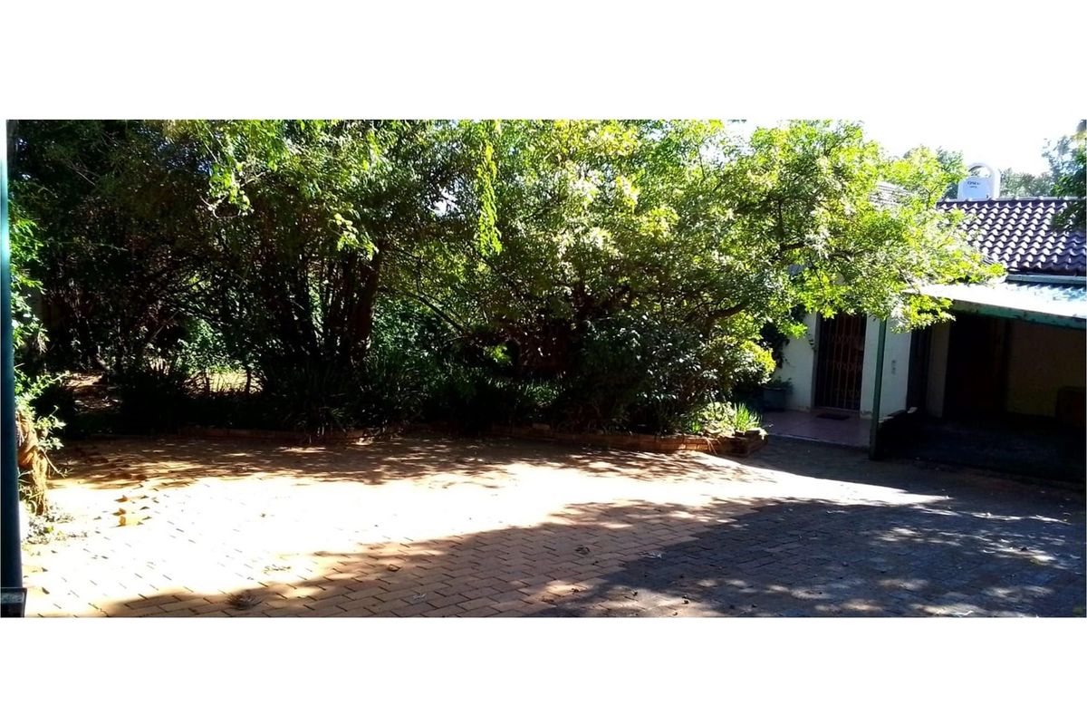 Freehold 4 bedroom house for sale in Linden Ext-Client relocating - Photo 2