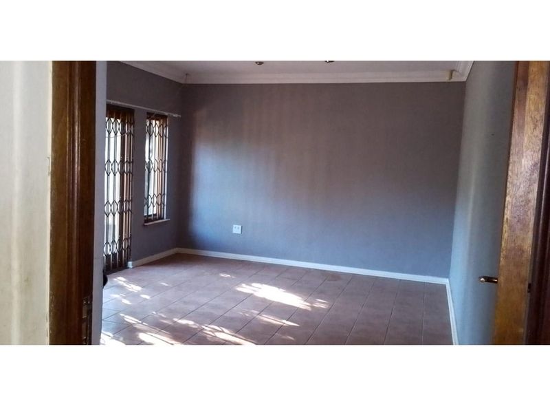 Freehold 4 bedroom house for sale in Linden Ext-Client relocating - Photo 10