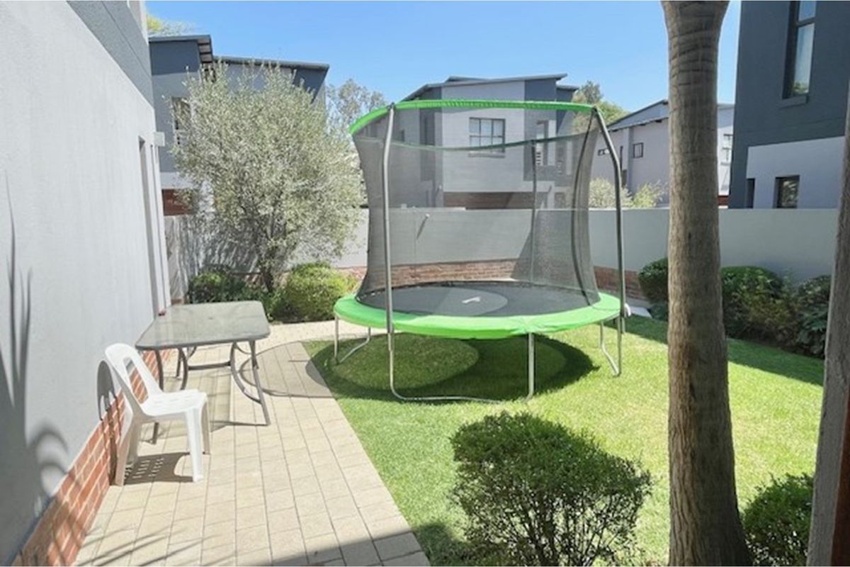 Modern 4 bed 4.5 bath in small complex, Bryanston East - Photo 3