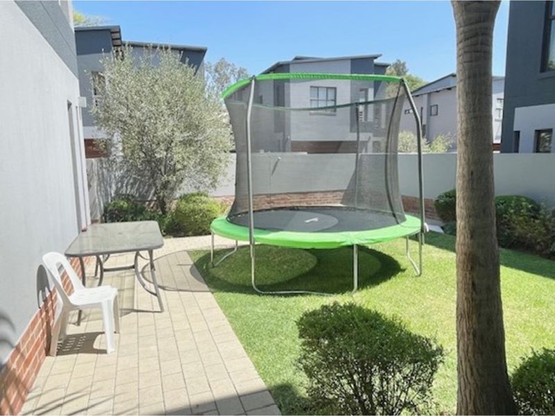 Modern 4 bed 4.5 bath in small complex, Bryanston East - Photo 3