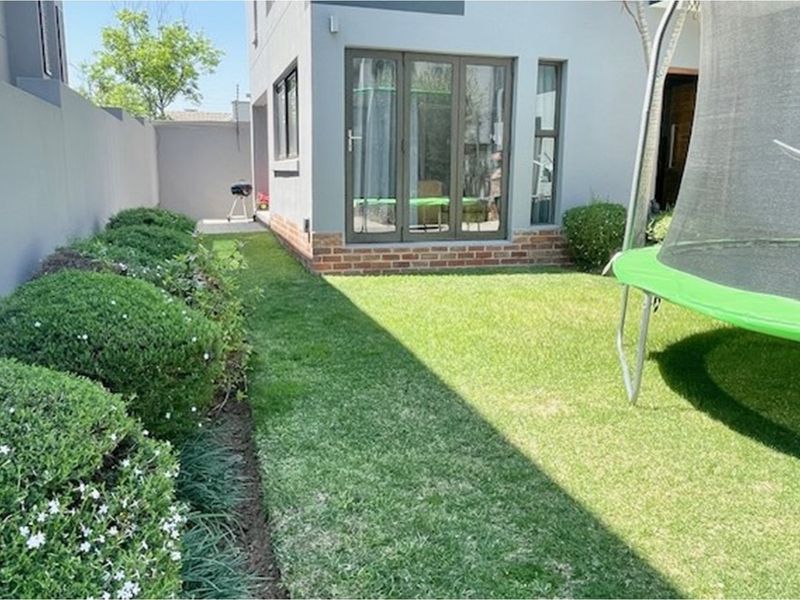 Modern 4 bed 4.5 bath in small complex, Bryanston East - Photo 4
