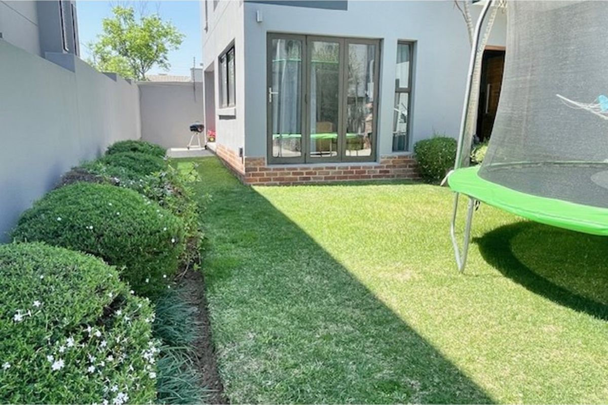 Modern 4 bed 4.5 bath in small complex, Bryanston East - Photo 4