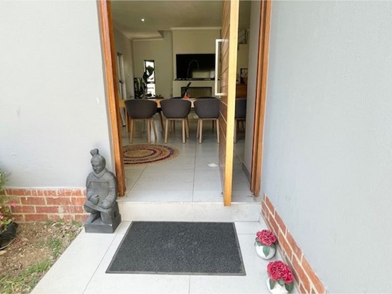 Modern 4 bed 4.5 bath in small complex, Bryanston East - Photo 6