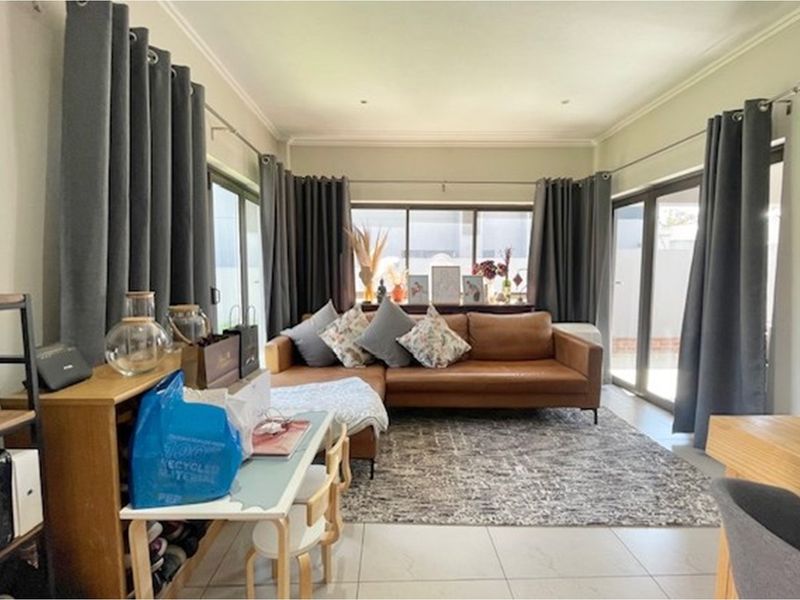 Modern 4 bed 4.5 bath in small complex, Bryanston East - Photo 2