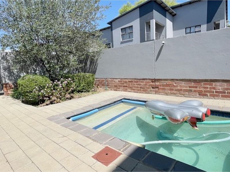 Modern 4 bed 4.5 bath in small complex, Bryanston East - Photo 5