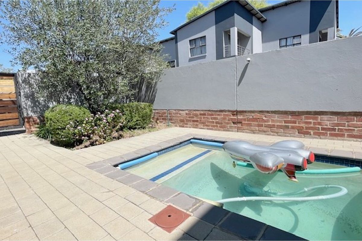 Modern 4 bed 4.5 bath in small complex, Bryanston East - Photo 5