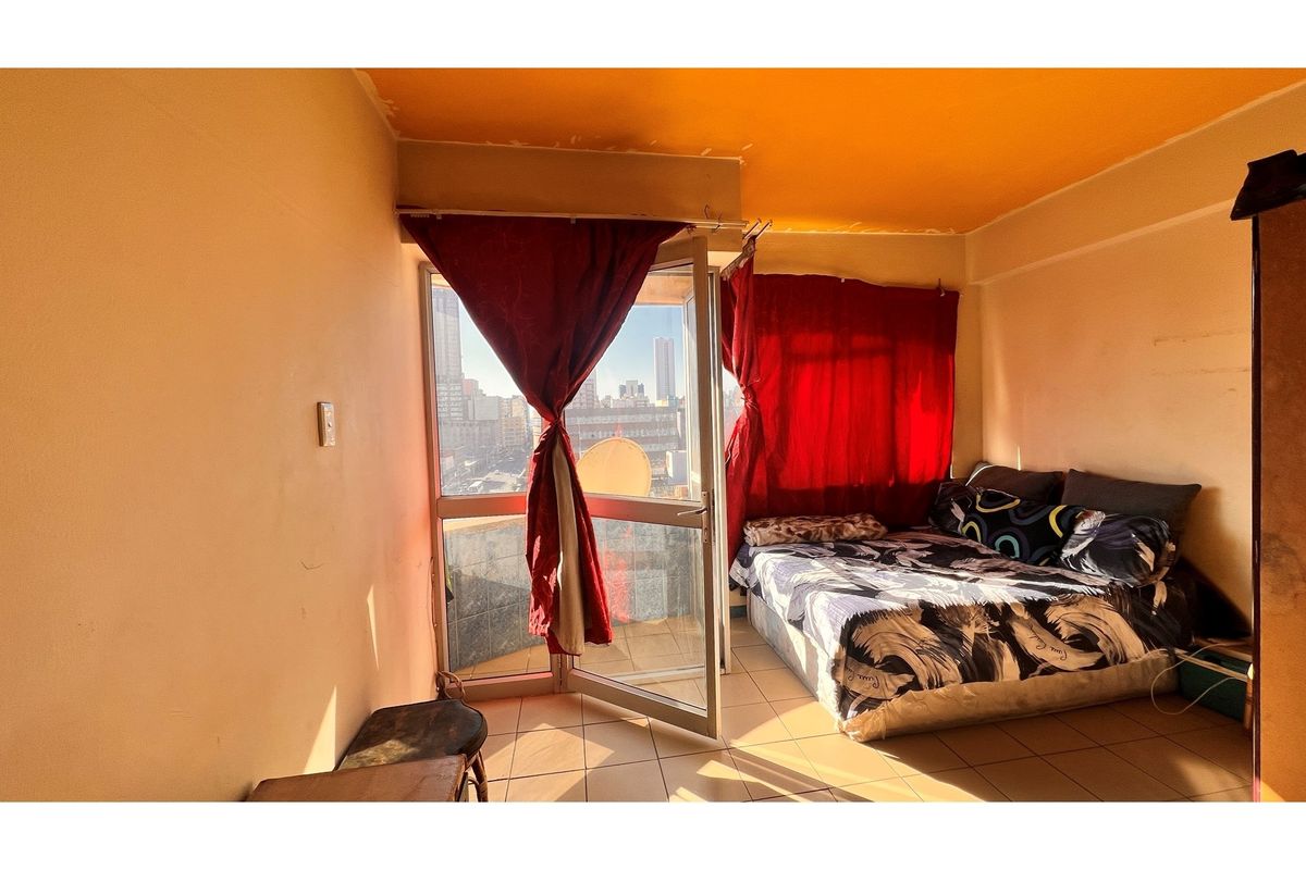 Investment Opportunity, Expand your Portfolio with this Studio Apartment for Sale in South Beach. - Photo 4