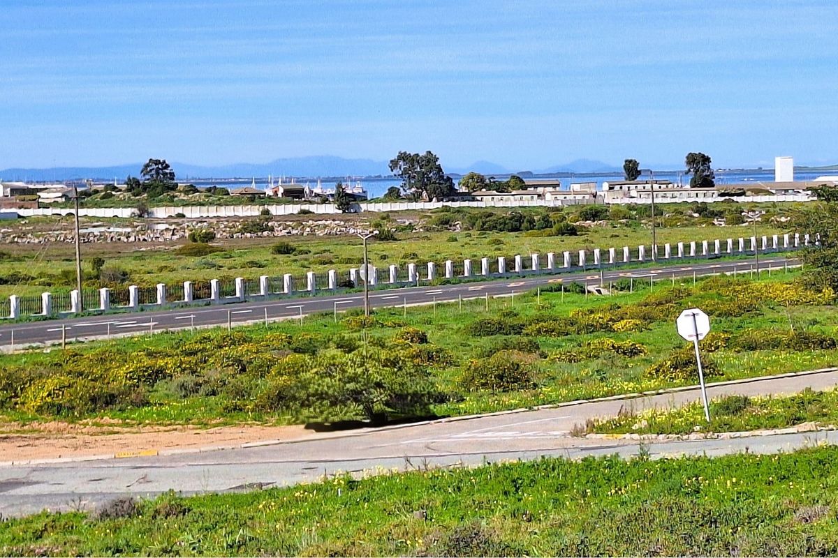 Best buy: Large Corner Stand with Sea Views in sought after Da Gama Bay. - Photo 5