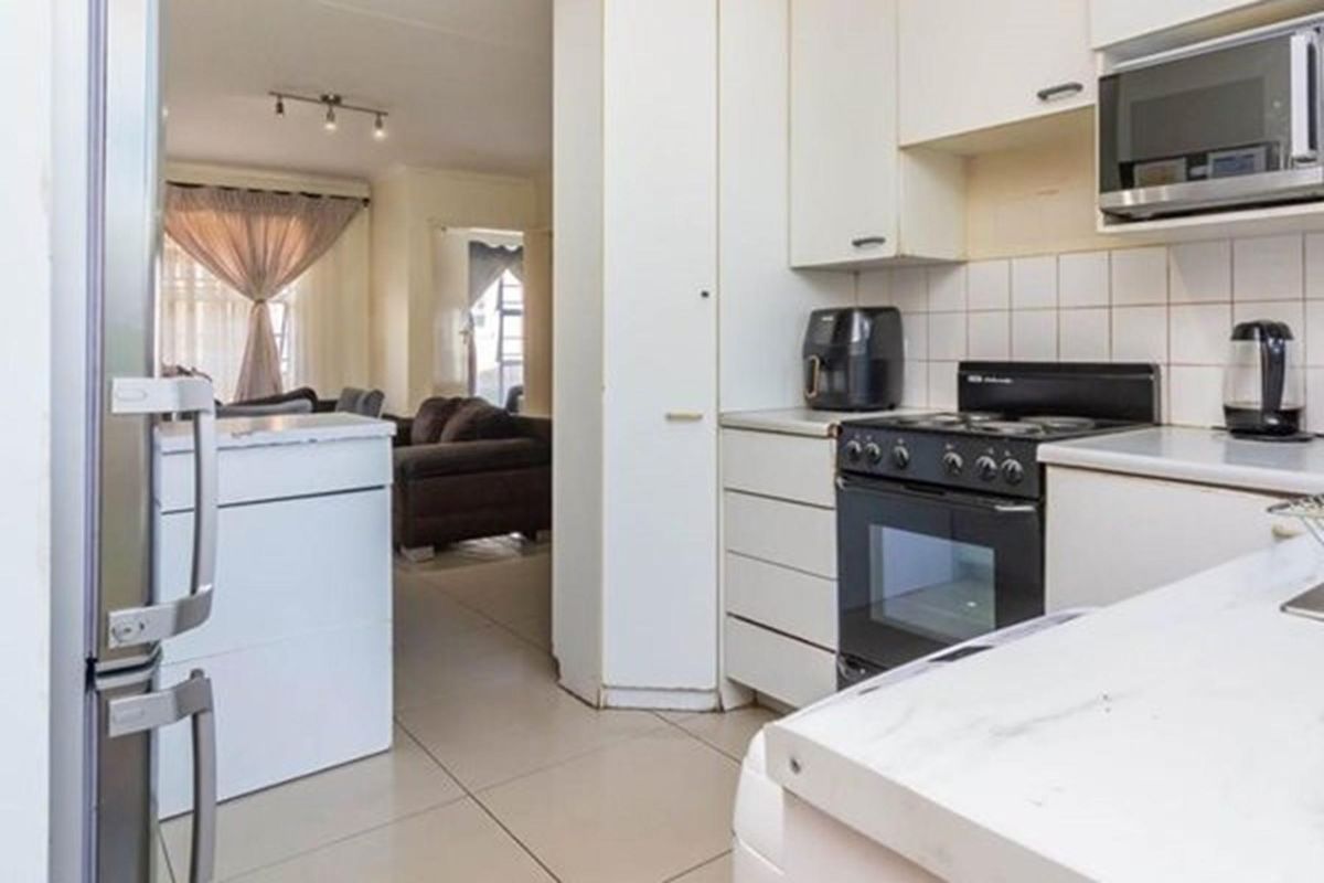 Secure living for your family in great neighbourhood - Photo 4