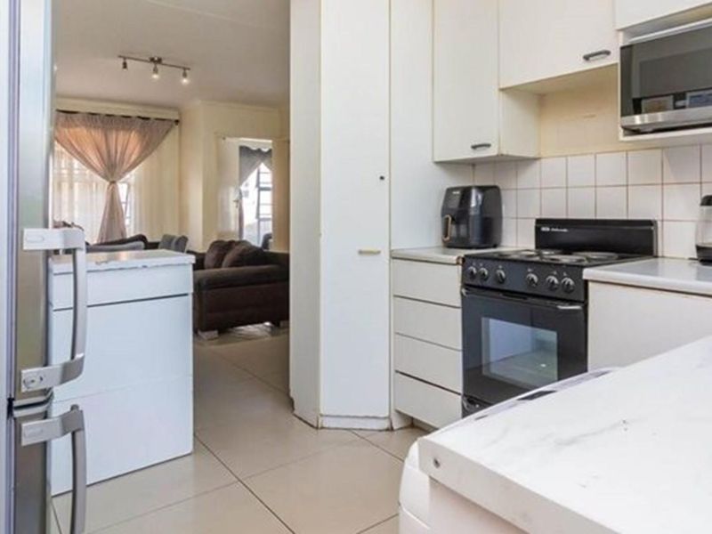 Secure living for your family in great neighbourhood - Photo 4