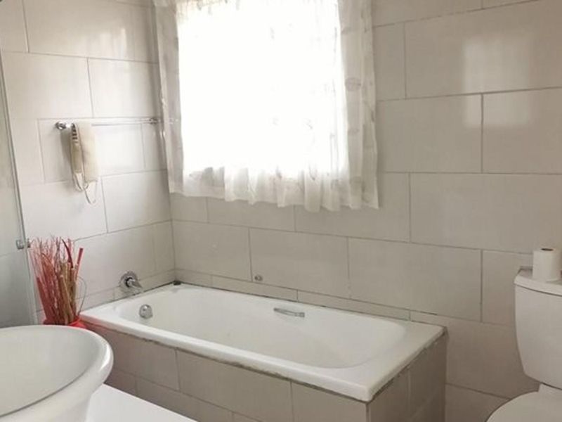 Secure living for your family in great neighbourhood - Photo 10