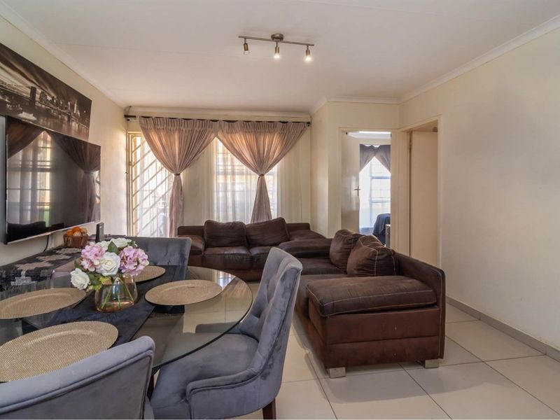 Secure living for your family in great neighbourhood - Photo 8