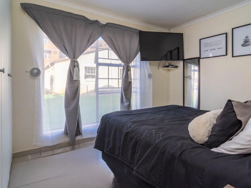 Secure living for your family in great neighbourhood - Photo 7