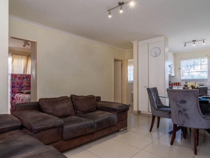 Secure living for your family in great neighbourhood - Photo 6