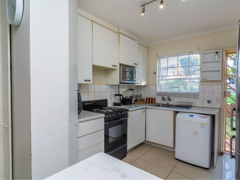 Secure living for your family in great neighbourhood - Photo 5