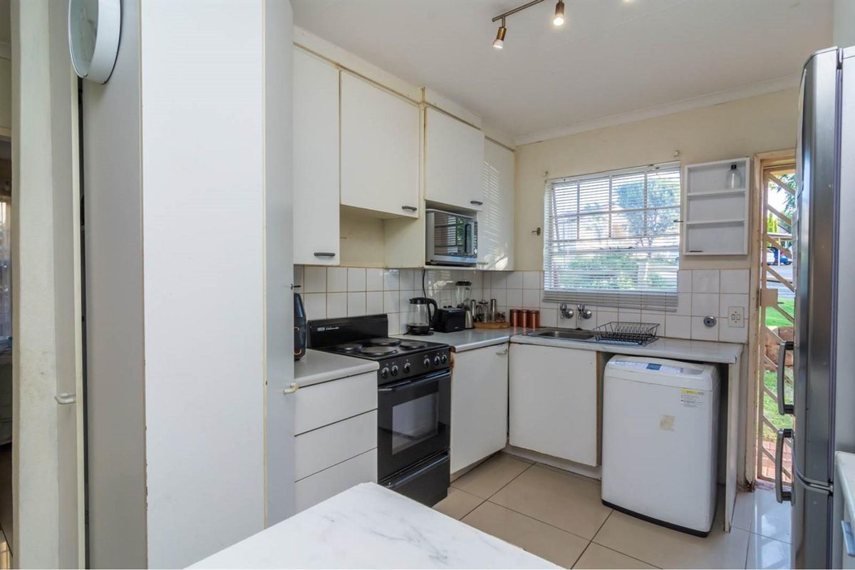 Secure living for your family in great neighbourhood - Photo 5
