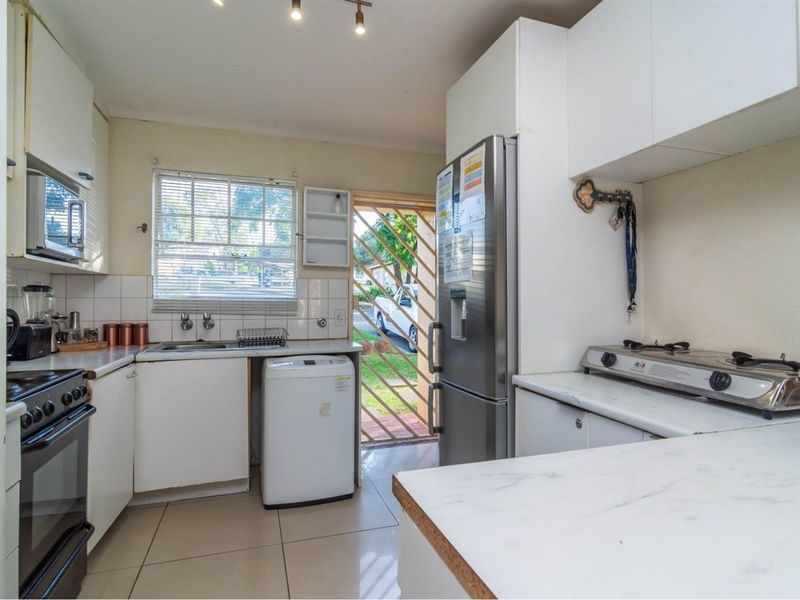 Secure living for your family in great neighbourhood - Photo 3