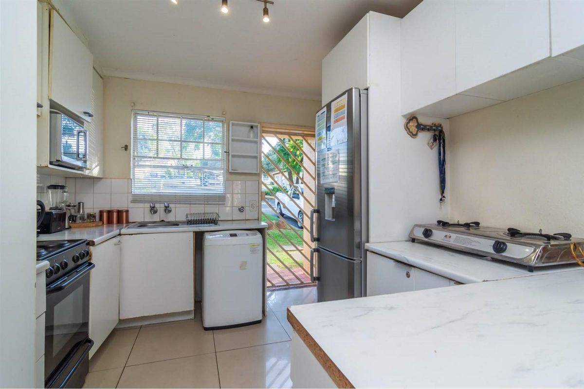 Secure living for your family in great neighbourhood - Photo 3