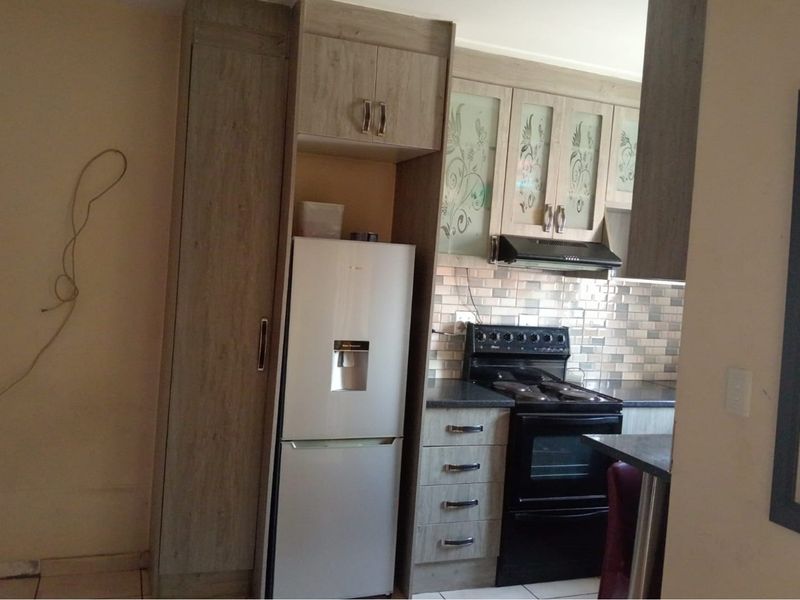 2-Bedroom Apartment in Fleurhof for Sale - Photo 2