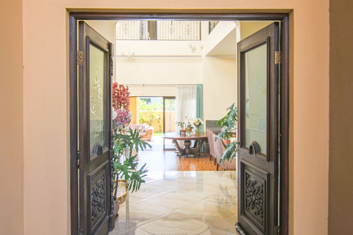 Stunning 5-Bedroom Eco-Lifestyle in Cedar Creek Estate - Photo 2