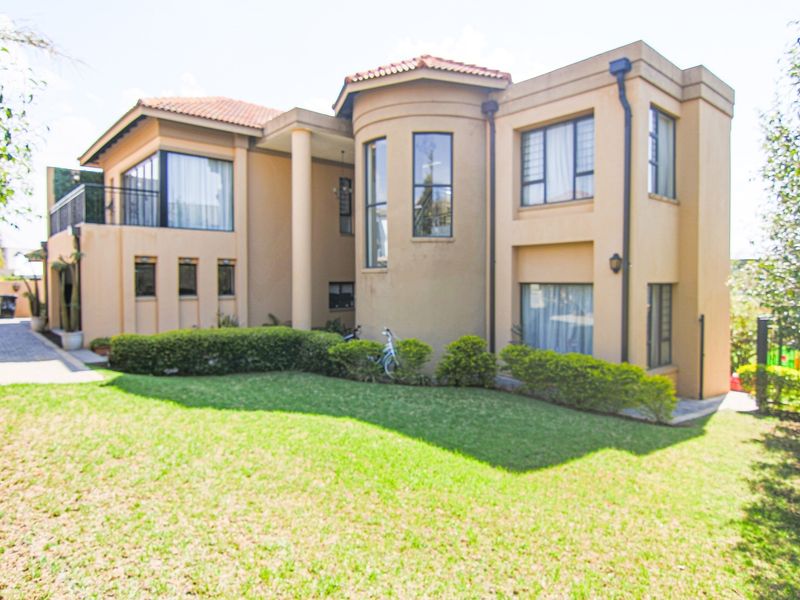 Stunning 5-Bedroom Eco-Lifestyle in Cedar Creek Estate - Photo 3