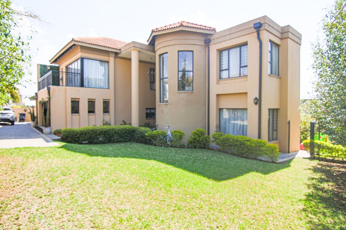 Stunning 5-Bedroom Eco-Lifestyle in Cedar Creek Estate - Photo 3
