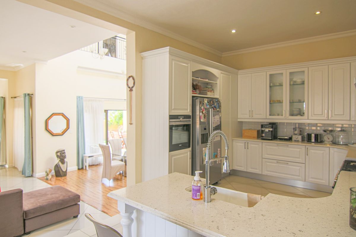 Stunning 5-Bedroom Eco-Lifestyle in Cedar Creek Estate - Photo 5