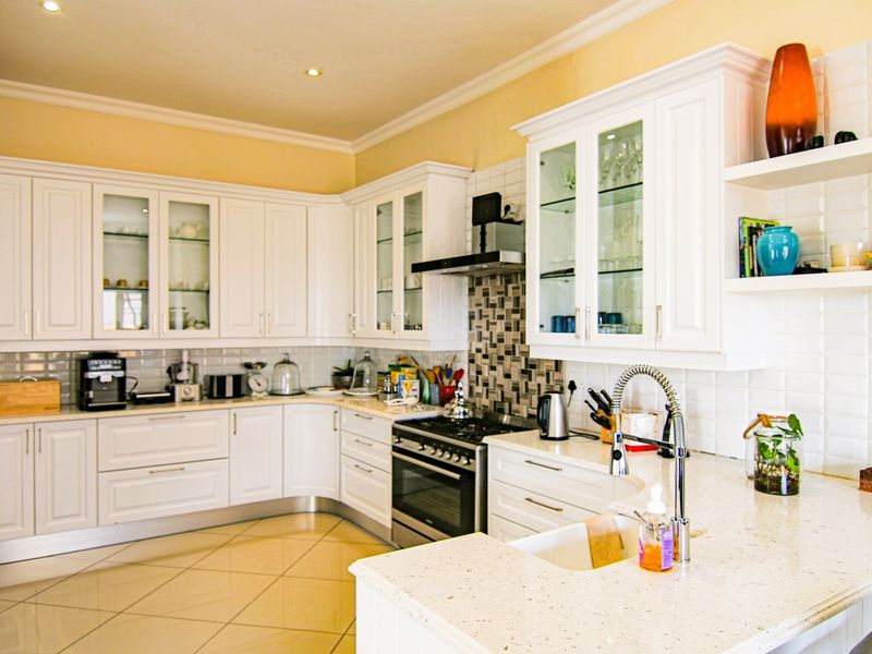 Stunning 5-Bedroom Eco-Lifestyle in Cedar Creek Estate - Photo 4