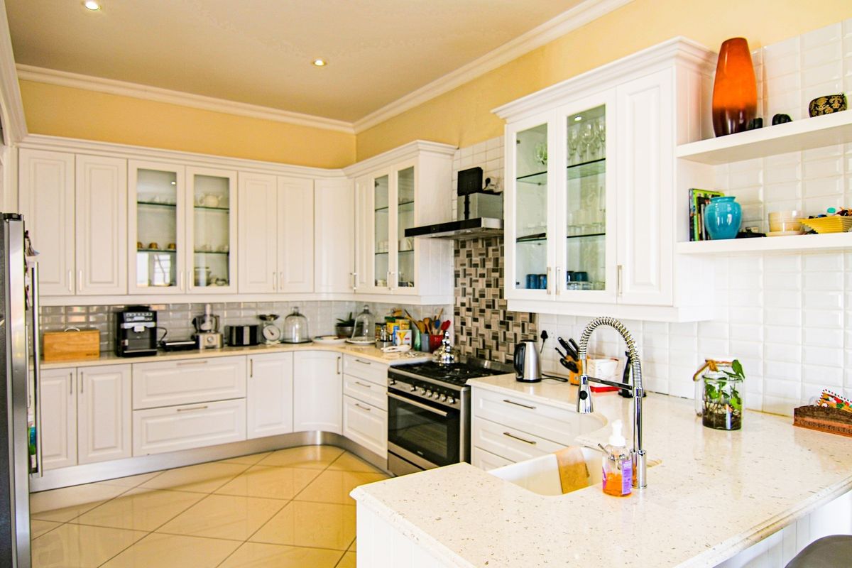 Stunning 5-Bedroom Eco-Lifestyle in Cedar Creek Estate - Photo 4