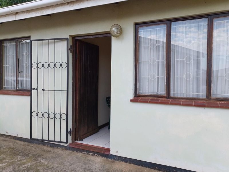 3 Bed, 1 Bath  house for sale in newlands west - Photo 1