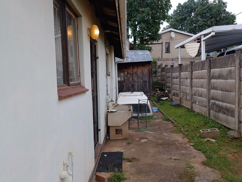 3 Bed, 1 Bath  house for sale in newlands west - Photo 3