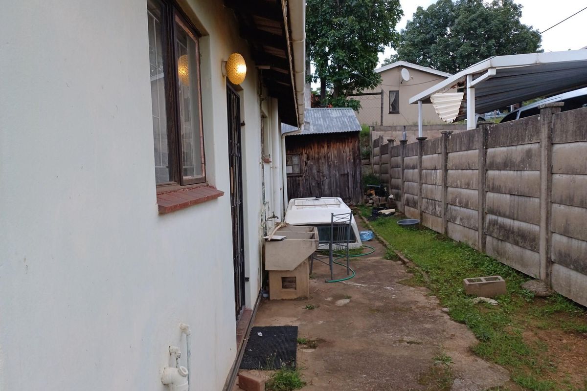 3 Bed, 1 Bath  house for sale in newlands west - Photo 3