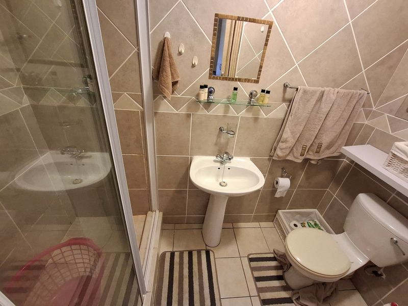 "Serene Coastal Townhouse in Margate for Sale" - Photo 8