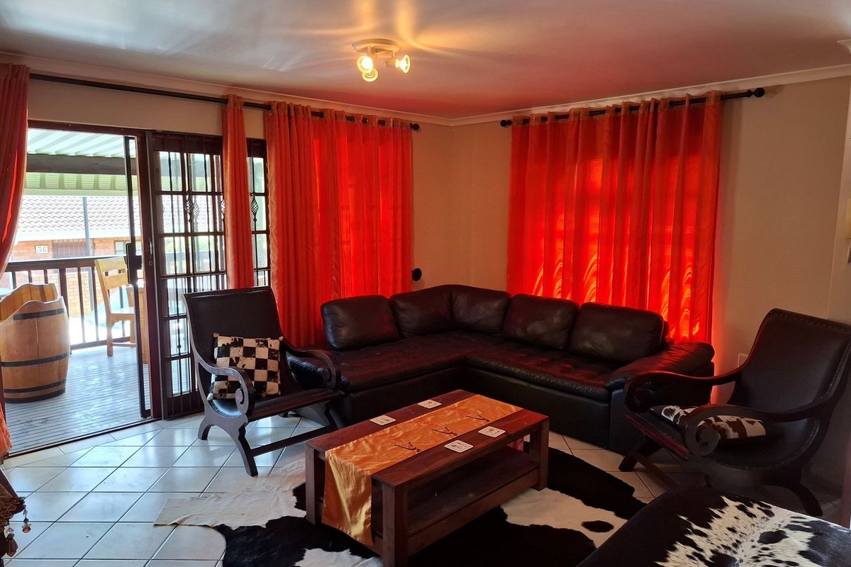 "Serene Coastal Townhouse in Margate for Sale" - Photo 2
