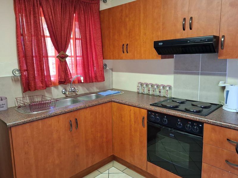 "Serene Coastal Townhouse in Margate for Sale" - Photo 3