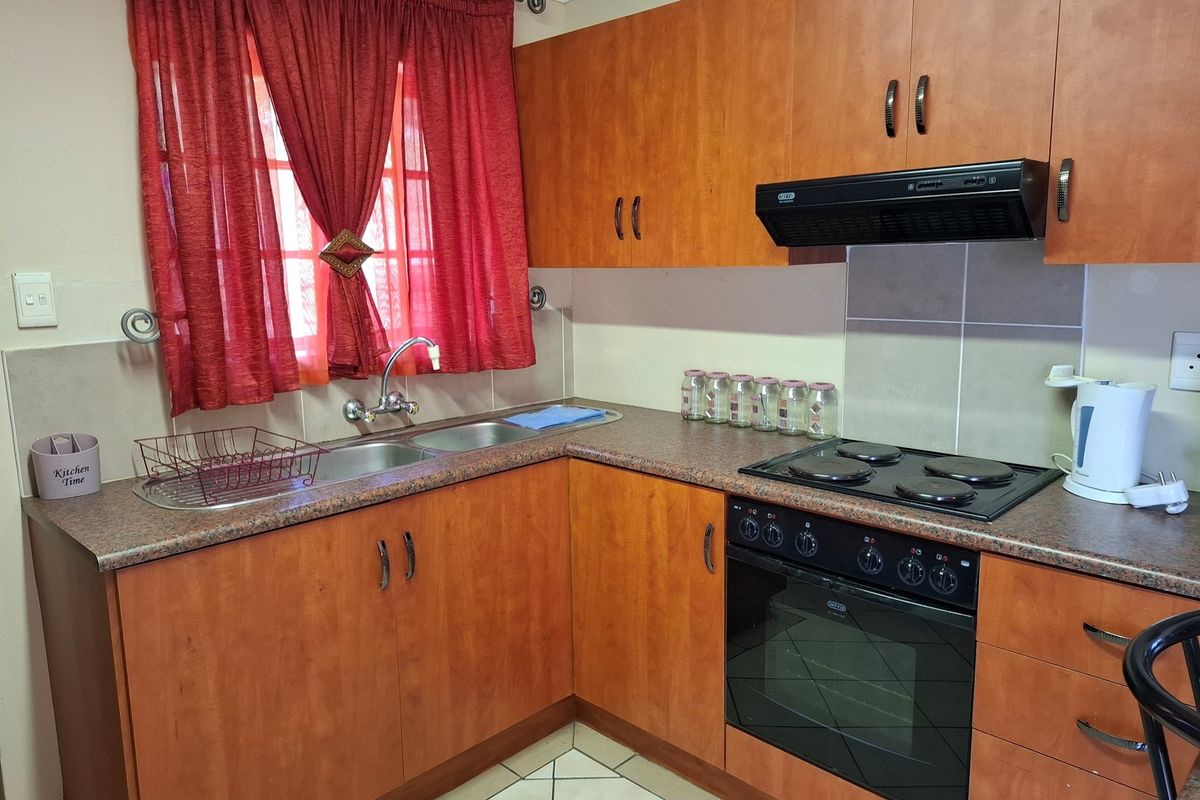 "Serene Coastal Townhouse in Margate for Sale" - Photo 3