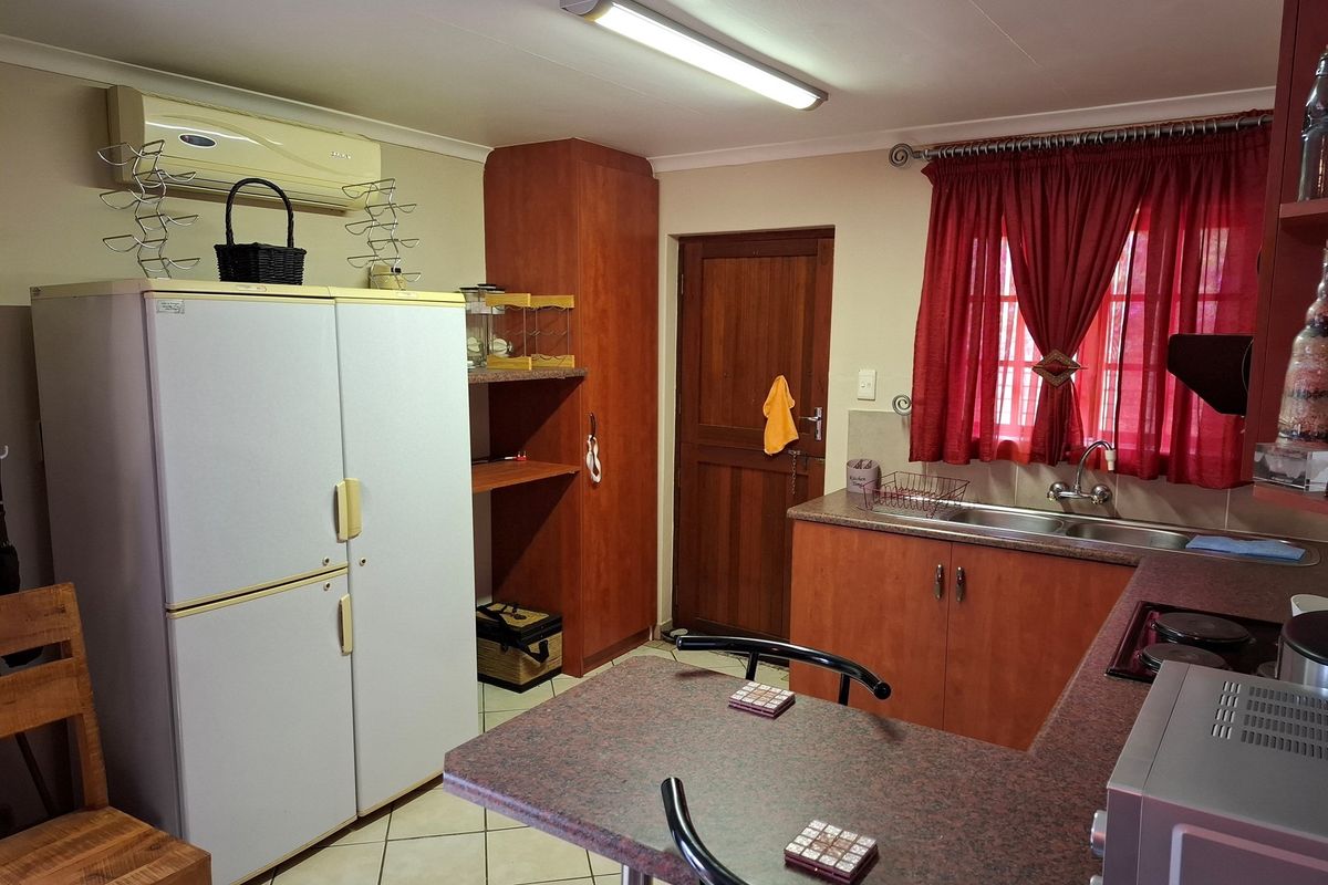 "Serene Coastal Townhouse in Margate for Sale" - Photo 4
