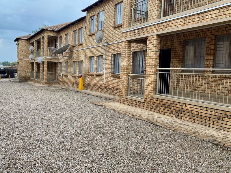 2Bed/1Bath Apartment - River View Complex - Photo 2