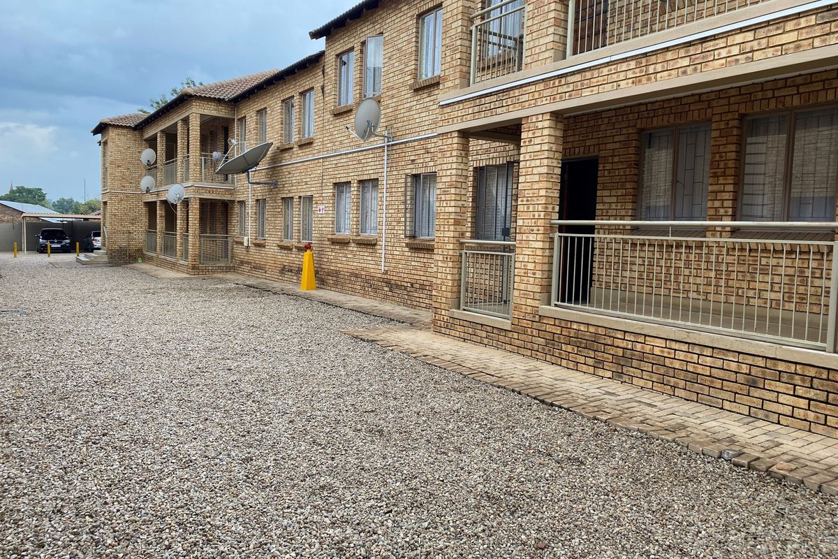 2Bed/1Bath Apartment - River View Complex - Photo 2