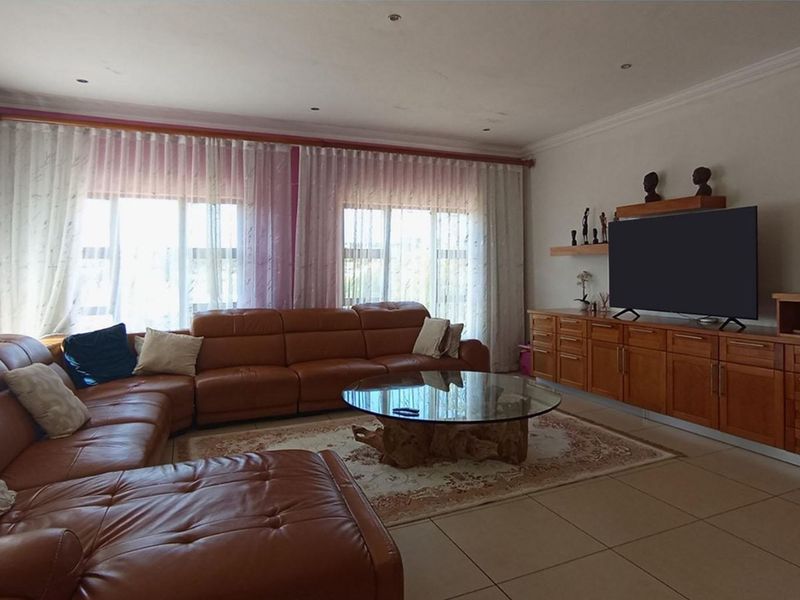 Prestige Defined in Mooikloof - Exclusive 5 Bedroom Masterpiece on Expansive Estate - Photo 9